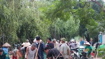 제 덕은 탄하 제방 사건을 처리하기 위해 밤새도록 비 속에서 지냈습니다.