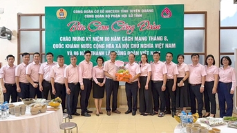 សមាជិក​សហជីព​សាខា​ធនាគារ​គោល​នយោបាយ​សង្គម​ខេត្ត​ចំនួន​ជាង​២៩០​នាក់​បាន​ចូល​រួម​ក្នុង​កម្មវិធី​«Union Meal»