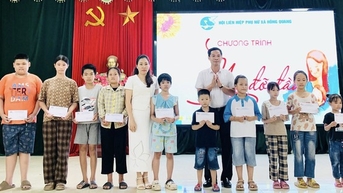 Hung Yen៖ សម្ព័ន្ធនារីឃុំ Hong Quang ផ្តល់ការឧបត្ថម្ភដល់កុមារកំព្រាចំនួន ៦៤នាក់ មុនឆ្នាំសិក្សាថ្មី