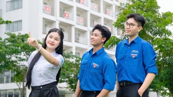 Sinh viên thích thú vì được trường lì xì dịp Quốc khánh 2-9