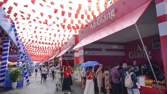 ភ្ញៀវ​ទេសចរ​សម្រុក​ទៅ​តូប​ធ្វើ​ម្ហូប​នៅ An Giang