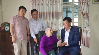 ថ្នាក់ដឹកនាំគណៈកម្មាធិការបក្សខេត្ត Lam Dong អញ្ជើញជួបសំណេះសំណាល និងជូនអំណោយដល់គ្រួសារគោលនយោបាយ ក្នុងឱកាសទិវាបុណ្យជាតិ ថ្ងៃទី២ ខែកញ្ញា