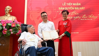 តន្ត្រីករ Pham Tuyen បានបរិច្ចាគកម្មសិទ្ធិបញ្ញានៃបទចម្រៀង 'ដូចជាពូហូនៅទីនេះនៅថ្ងៃនៃជ័យជំនះដ៏អស្ចារ្យ' ដល់កាសែត Nhan Dan ។