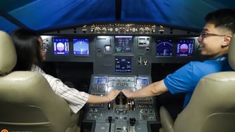 Trẻ em, người lớn thích thú khi được trải nghiệm lái thử máy bay