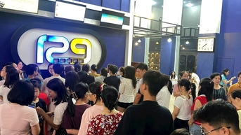 អ្នក​ស្រុក Nghe An តម្រង់​ជួរ​ដើម្បី​ទិញ​សំបុត្រ​ទស្សនា​រឿង "Red Rain" ក្នុង​ពេល​ឈប់​សម្រាក