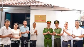 Công an xã Triệu Việt Vương bàn giao nhà "Đại đoàn kết" tặng hộ nghèo