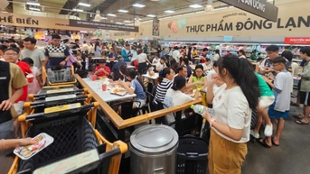 ហ្វូង​អតិថិជន​បាន​កកកុញ​ចូល​ទៅ​ក្នុង​ផ្សារ​ទំនើប និង​ផ្សារ​ទំនើប​នានា​ក្នុង​ទីក្រុង​ហូជីមិញ​នៅ​ថ្ងៃ​ដំបូង​នៃ​ថ្ងៃ​ឈប់​សម្រាក​ថ្ងៃ​ទី 2 ខែ​កញ្ញា។