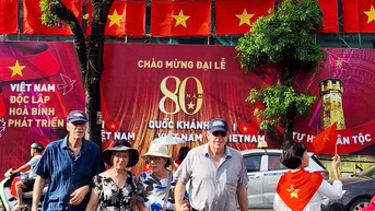 ទង់ជាតិដែលហោះហើរគ្រប់ទីកន្លែង ផ្កាយមាសរាប់ពាន់