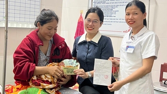 ទទួល​អំណោយ​ក្នុង​ថ្ងៃ​បុណ្យ​ជាតិ​ភ្លាម ទារក​នោះ​មាន​ឈ្មោះ​ថា Quoc Khanh។
