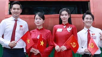 람 비 다 씨는 남편을 집에 남겨두고 아이들을 돌보고 하노이로 가서 A80 퍼레이드에 참여했습니다.