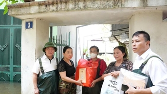 Son Tay Ward: ចុះសួរសុខទុក្ខ និងផ្តល់អំណោយដល់គ្រួសារដែលលិចលង់
