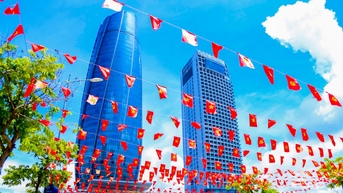 Cờ hoa rực rỡ trên khắp phố phường Đà Nẵng