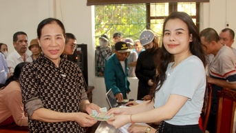 ប្រជាជន Nghe An មានភាពអ៊ូអរដើម្បីទទួលអំណោយចំនួន 100,000 ដុង ដើម្បីអបអរសាទរទិវាបុណ្យឯករាជ្យ