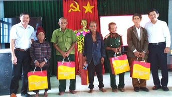 ប្រធានគណៈកម្មាធិការរៀបចំគណៈកម្មាធិការបក្សខេត្ត លោក Mai Viet Trung បានទៅសួរសុខទុក្ខ និងជូនអំណោយដល់គ្រួសារគោលនយោបាយ