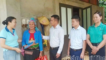 វ៉ាន់ សឺន ជូនអំណោយដល់គ្រួសារក្រីក្រចំនួន៣០គ្រួសារ