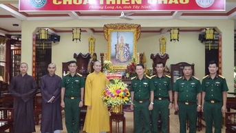 បញ្ជាការដ្ឋានយោធភូមិភាគខេត្ត Tay Ninh បានចុះសួរសុខទុក្ខ និងអបអរសាទរចំពោះពុទ្ធបរិស័ទ
