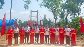 Trưởng Ban Tuyên giáo và Dân vận Tỉnh ủy Nông Thanh Tùng cắt băng khánh thành 2 công trình chào mừng Đại hội đại biểu Đảng bộ xã Hòa An lần thứ I