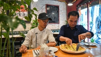 Từng đánh giày, ngủ gầm cầu Hà Nội, đôi bạn thành chủ nhà hàng pizza đông khách