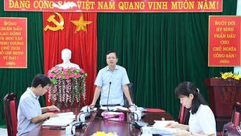 Các đồng chí Ủy viên Ban Thường vụ Tỉnh ủy chủ trì duyệt văn kiện Đại hội đảng bộ các xã