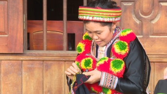Giữ gìn hoa văn truyền thống người Dao Đỏ ở Bản Cuôn