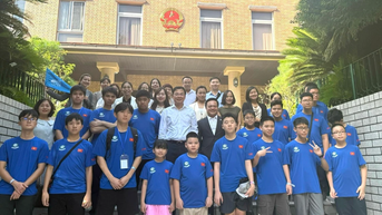 Đại sứ Việt Nam tại Nhật Bản gặp gỡ, động viên học sinh Việt Nam thi AIMO 2025