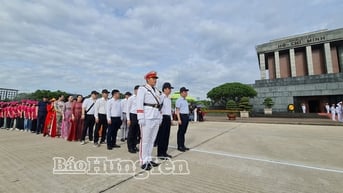 Công ty Tân Đệ: Tổ chức hành trình cùng con về thăm Lăng Bác