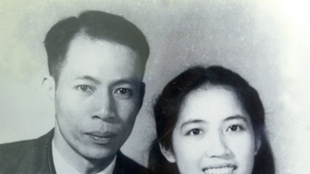 តើឧត្តមសេនីយ៍មួយណាមានពិធីមង្គលការពិសេសនៅក្នុងលេនដ្ឋានរបស់ De Castries?