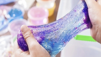 Bé trai 5 tuổi sưng phù mặt, nôn ói sau 30 phút chơi slime - 'chất nhờn ma quái'