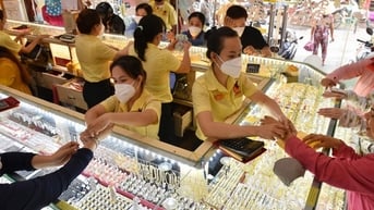 Giá vàng hôm nay, 6-8: Tăng mạnh khi cổ phiếu quốc tế bị bán tháo