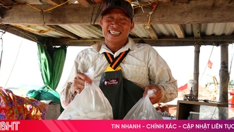 តម្លៃមឹកស្រស់ឡើងខ្ពស់ អ្នកនេសាទ Ha Tinh ចេញចូលសមុទ្រយ៉ាងសកម្ម