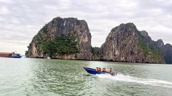 Tàu quân y và xuồng cơ động trực 24/24h trên vịnh Hạ Long