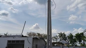Khắc phục sự cố, nỗ lực cấp điện lại cho 542 hộ dân bị mất điện do gió lốc