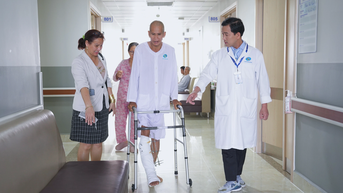 TP.HCM: Bị máy cắt cỏ cứa, người đàn ông nhập viện cứu chân, phát hiện sỏi thận