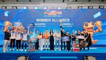 Thưởng nóng các thành viên vô địch Cuộc thi FPTU AI & Robotics Challenge 2025