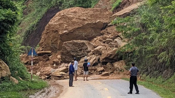 Cả tảng đá lớn đổ ập xuống Quốc lộ 279D ở Sơn La