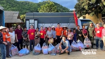 Đoàn thiện nguyện người Nghệ xa quê ở Hà Nội trao hỗ trợ đồng bào bị thiệt hại do lũ lụt