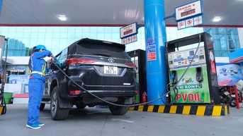 សាំង RON95 ឡើងថ្លៃជាង 20,000 ដុង/លីត្រ ជីវឥន្ធនៈ E10 ជិត 400 ដុង/លីត្រ ថោកជាង