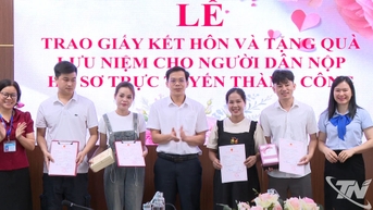 Tặng quà lưu niệm cho người dân nộp hồ sơ trực tuyến thành công