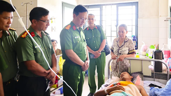 ថ្នាក់ដឹកនាំនគរបាលក្រុង ចុះសួរសុខទុក្ខសមាជិកក្រុមសន្តិសុខមូលដ្ឋាន ដែលរងរបួសពេលកំពុងបំពេញភារកិច្ច