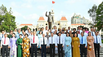 Lãnh đạo TPHCM dâng hoa, dâng hương Chủ tịch Hồ Chí Minh