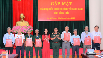 ក្រសួងការពារជាតិជួបជាមួយគណៈប្រតិភូប្រជាជនបដិវត្តន៍រួមវិភាគទានមកពីខេត្ត Dong Thap