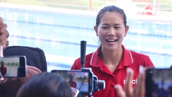 'នាងមច្ឆាតូច' Anh Vien 'ហត់នឿយ' ហ៊ុំព័ទ្ធដោយនិស្សិតប្រព័ន្ធផ្សព្វផ្សាយដែលកំពុងអនុវត្តការងាររបស់នាង