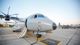 Xem 'ngựa thồ' C-295 khoác áo mới, bay biên đội 4 chiếc trên bầu trời Hà Nội
