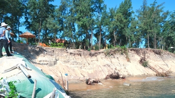 Kiểm tra sạt lở bờ biển Hội An