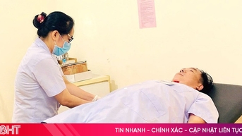 Cán bộ y tế và người dân kịp thời hiến máu, cứu sản phụ người Mã Liềng