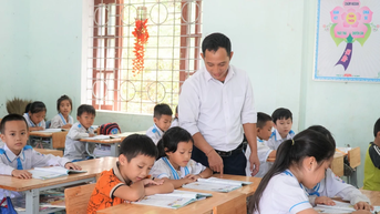 Cán bộ giáo dục cấp xã 'vừa làm, vừa học'