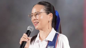 팡 부인, 갑자기 모델로 변신…태국 축구계 빚 갚는 데 티셔츠 판매