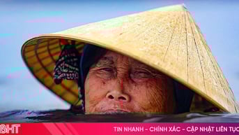 Ngâm mình mưu sinh giữa sóng gió nơi cửa biển
