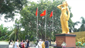 មនុស្ស​រាប់​ពាន់​នាក់​បាន​ទៅ​ទស្សនា​គេហដ្ឋាន​រំលឹក​វិញ្ញាណក្ខន្ធ​វីរជន​ទុក្ករបុគ្គល Vo Thi Sau និង​កន្លែង​គោរព​វិញ្ញាណក្ខន្ធ Minh Dam។