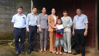Lâm Đồng: Động viên 69 học sinh nghèo trước thềm năm học mới